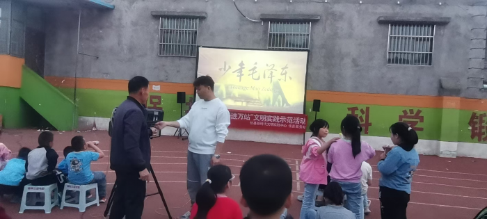 光影传家四十余载 贺家三代放映员守好通镇一方银幕(图1)