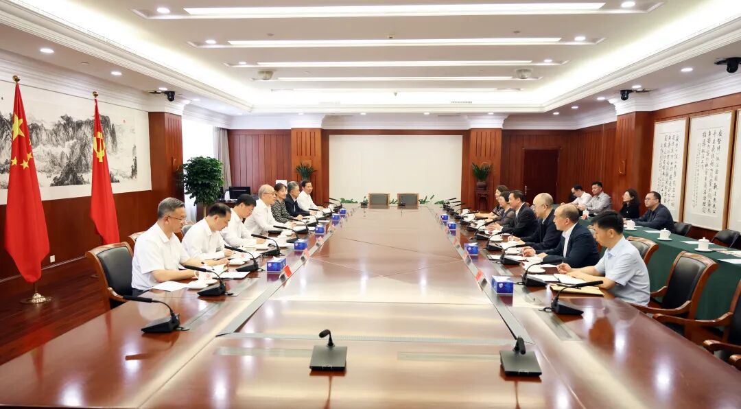 5月13日,最高人民法院党组书记、院长张军与中国作协主席、党组书记张宏森一行座谈。